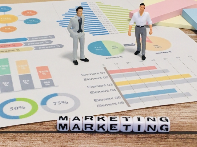 マーケティングと書かれたレゴブロックがおかれている画像