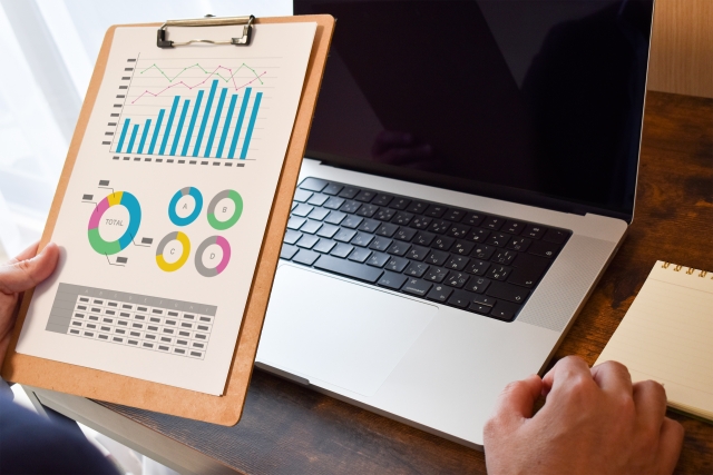 パソコンで資料を見てる画像