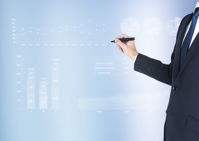 文字を書いてるビジネスマン